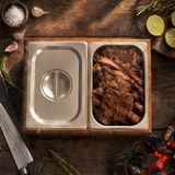 Grillbox Doble MenCity nogal con dos charolas de acero inoxidable y carne asada caliente, estacion parrillera junto al asador - lifestyle premium