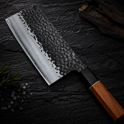 Hacha cleaver de acero martillado MenCity, acabado tsuchime forjado a mano y mango octagonal de madera, toma de estudio fondo oscuro - detalle premium