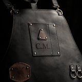 Mandil de Piel Negro Premium MenCity con iniciales C.M. grabadas a laser en bolsillo frontal - personalizacion artesanal
