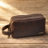 Necessaire Piel Auténtica Café Doble Cierre sobre madera rústica con luz natural - MenCity Hinojosa