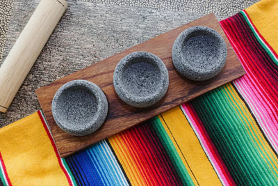 Set de 3 salseros de molcajete redondo con base de Madera Parota y Tejolote