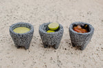 Set de 3 salseros de molcajete tradicional con base de Madera Parota